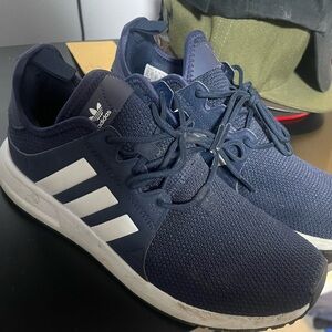 Adidas women 8/ youth 6